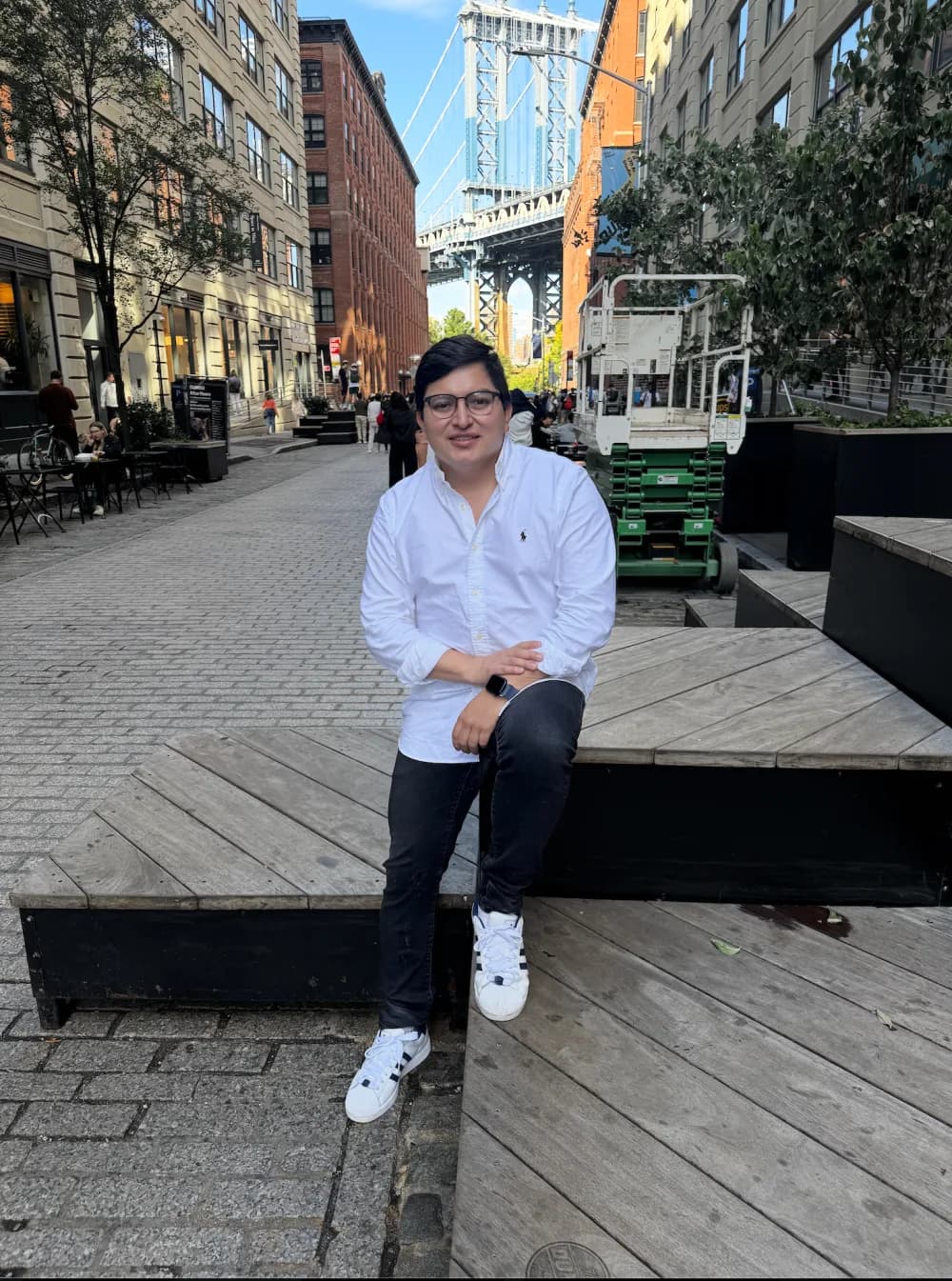 Eder Padilla en DUMBO, Nueva York, con el puente de Manhattan al fondo.